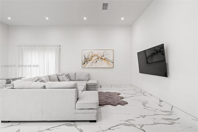 635 SW 9th St, Hallandale Beach, FL 33009