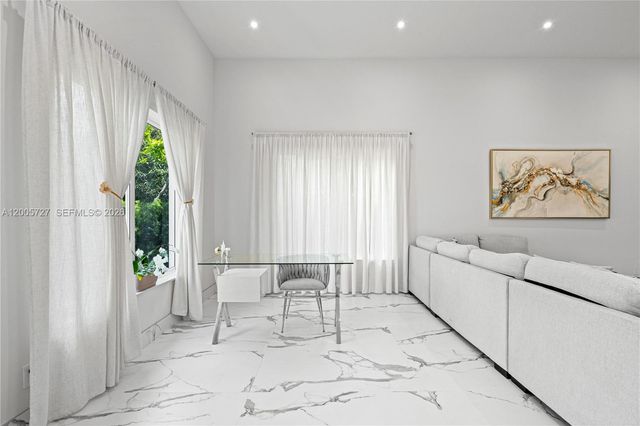 635 SW 9th St, Hallandale Beach, FL 33009