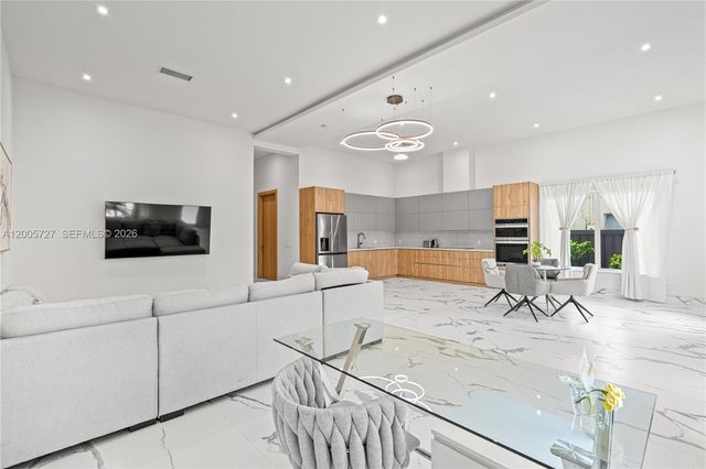 635 SW 9th St, Hallandale Beach, FL 33009