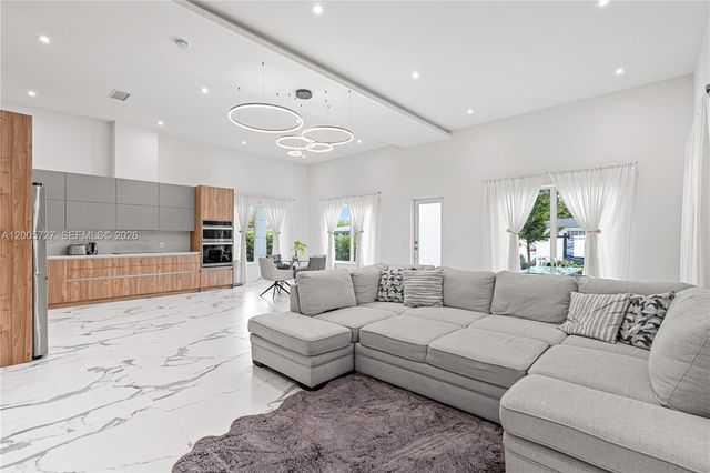 635 SW 9th St, Hallandale Beach, FL 33009