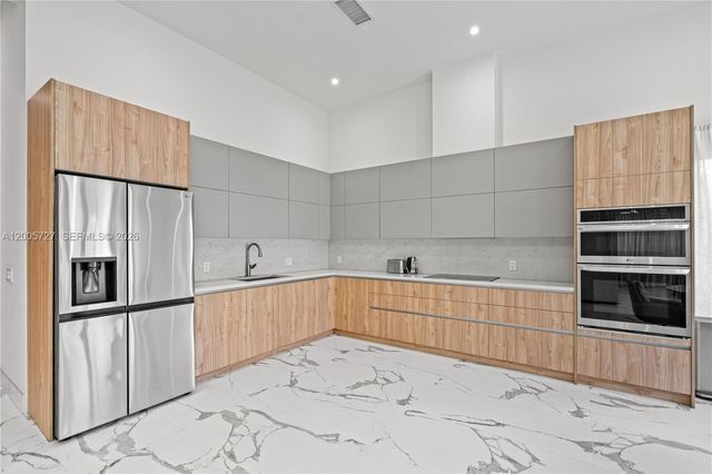 635 SW 9th St, Hallandale Beach, FL 33009