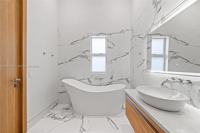 635 SW 9th St, Hallandale Beach, FL 33009