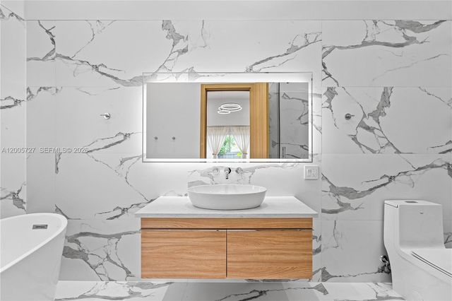 635 SW 9th St, Hallandale Beach, FL 33009