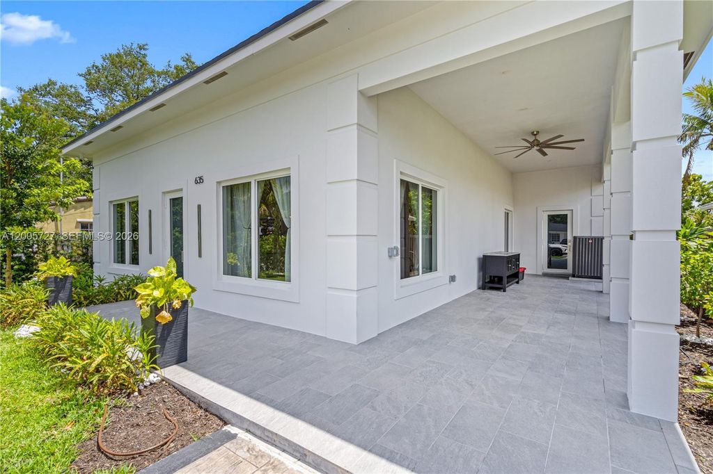 635 SW 9th St, Hallandale Beach, FL 33009