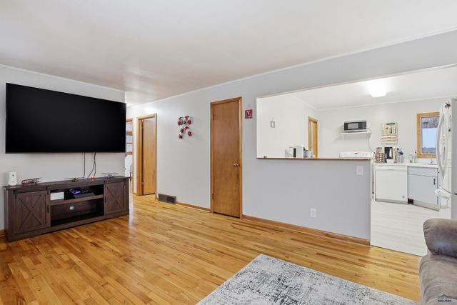 1801 ALBANY AVE, Hot Springs, SD 57747