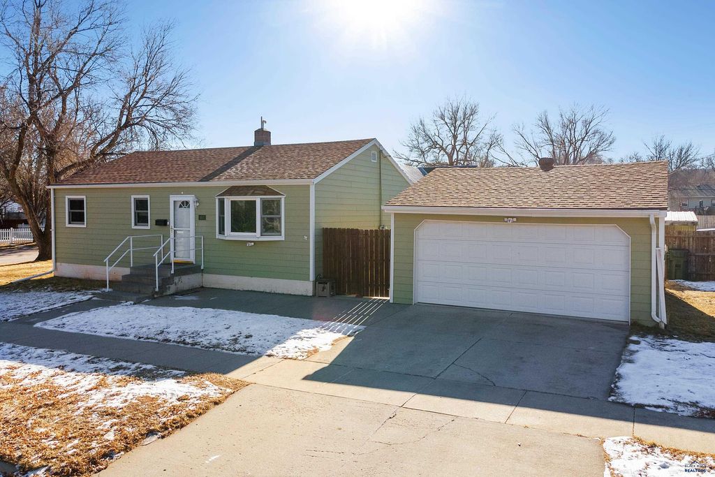 1801 ALBANY AVE, Hot Springs, SD 57747