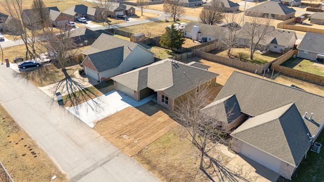 1002 Poplar Lane, Grove, OK 74344