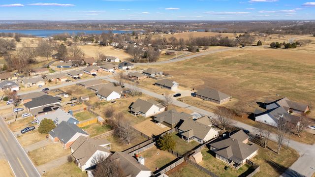 1002 Poplar Lane, Grove, OK 74344