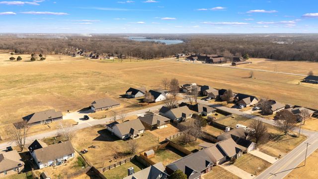 1002 Poplar Lane, Grove, OK 74344