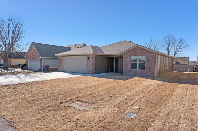 1002 Poplar Lane, Grove, OK 74344