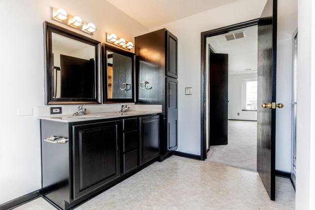 2301 S Stoneybrook St, Wichita, KS 67207