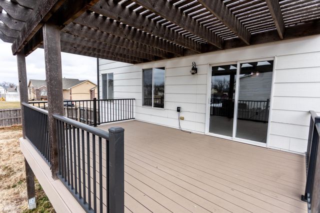 2301 S Stoneybrook St, Wichita, KS 67207