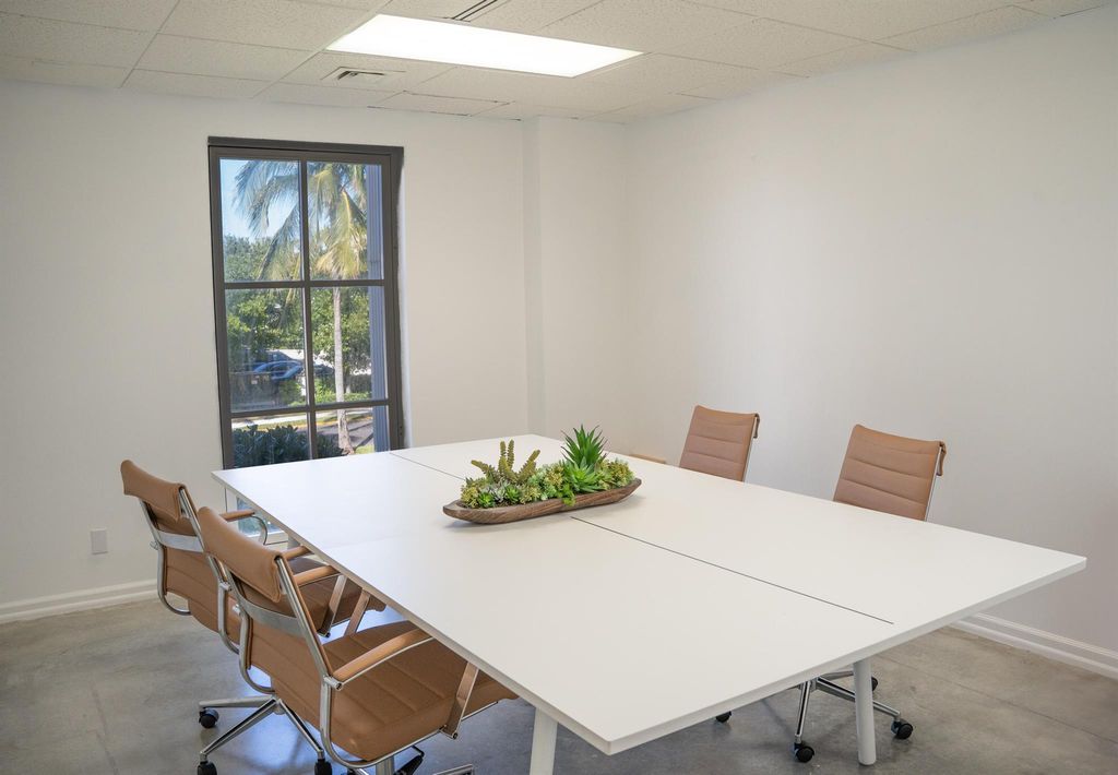 Image 20 of property listing at 180 Royal Palm Way 201, Palm Beach, FL 33480