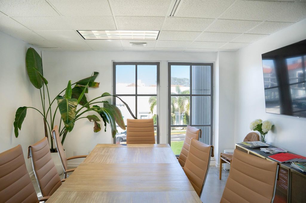 Image 21 of property listing at 180 Royal Palm Way 201, Palm Beach, FL 33480