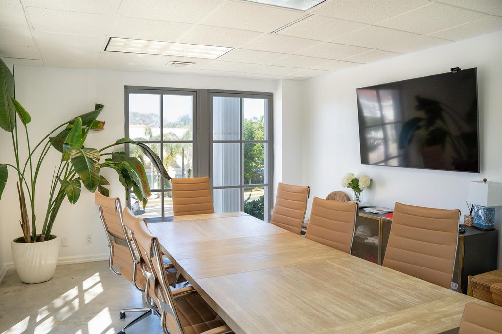 Image 6 of property listing at 180 Royal Palm Way 201, Palm Beach, FL 33480