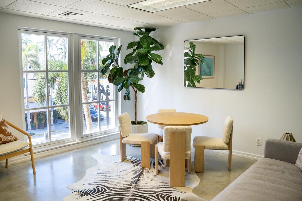 Image 8 of property listing at 180 Royal Palm Way 201, Palm Beach, FL 33480