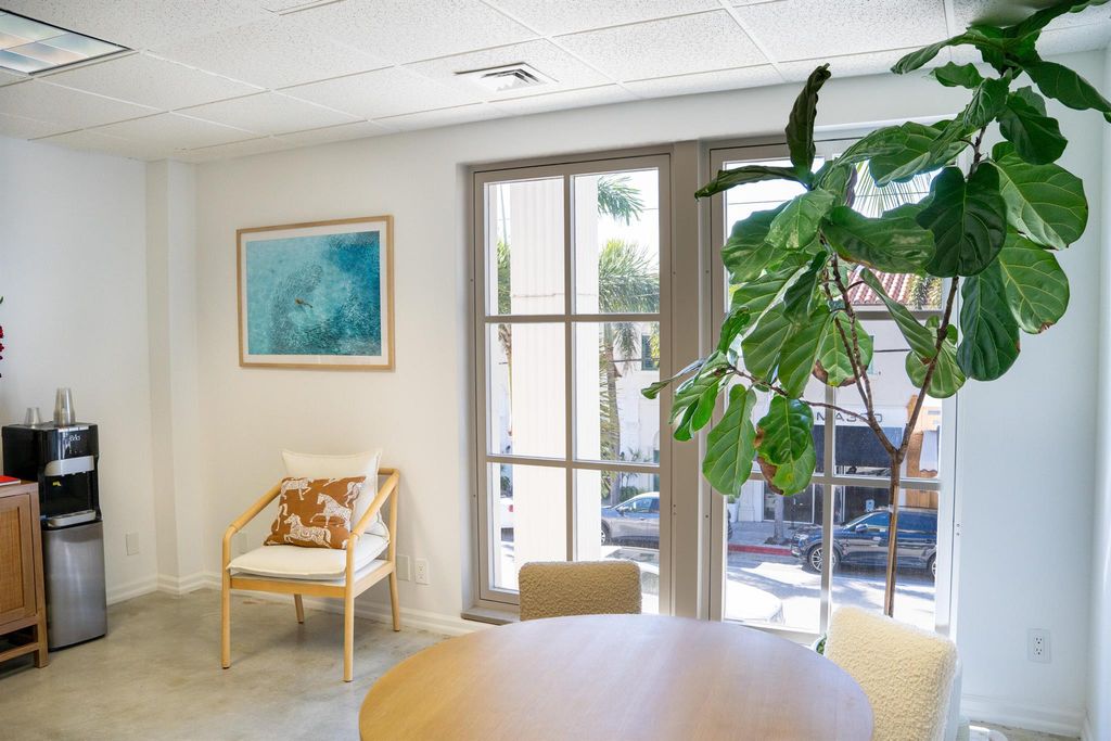 Image 9 of property listing at 180 Royal Palm Way 201, Palm Beach, FL 33480