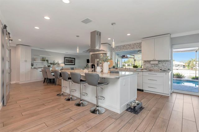 2001 MASSACHUSETTS AVENUE NE, St Petersburg, FL 33703