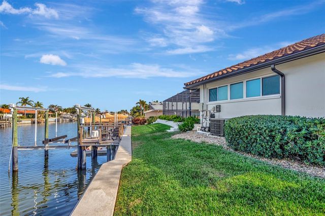 2001 MASSACHUSETTS AVENUE NE, St Petersburg, FL 33703