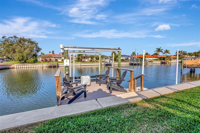 2001 MASSACHUSETTS AVENUE NE, St Petersburg, FL 33703