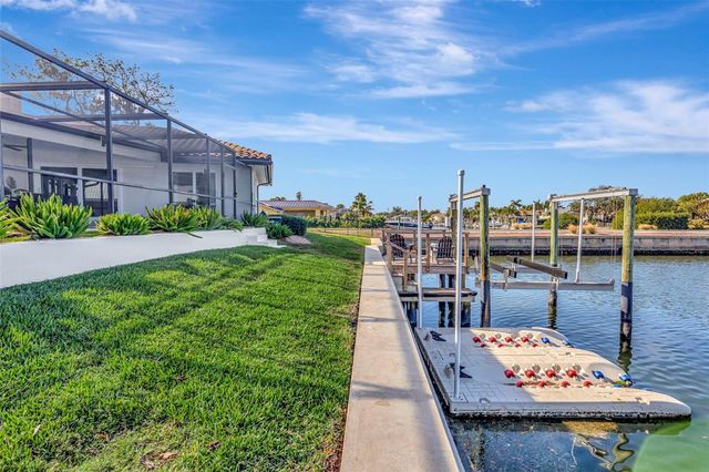 2001 MASSACHUSETTS AVENUE NE, St Petersburg, FL 33703