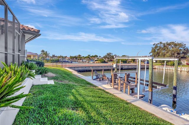 2001 MASSACHUSETTS AVENUE NE, St Petersburg, FL 33703