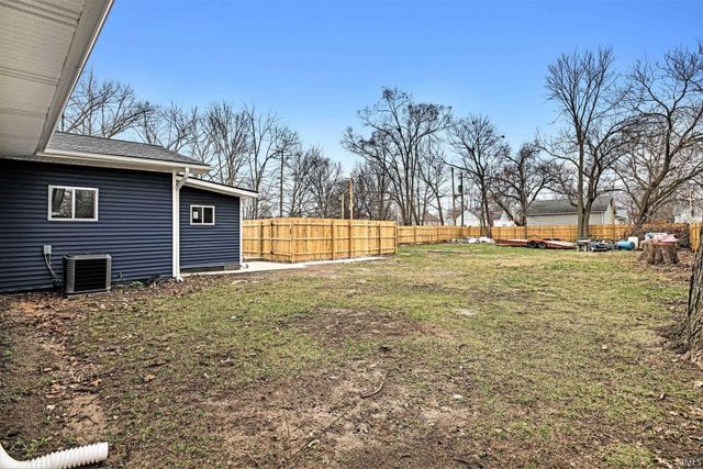 916 W Blaine Avenue, Elkhart, IN 46516