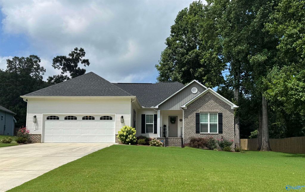 10 Deer Run Road, Guntersville, AL 35976