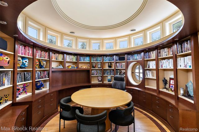 4740 Dow Ridge Road, Orchard Lake Village, MI 48324