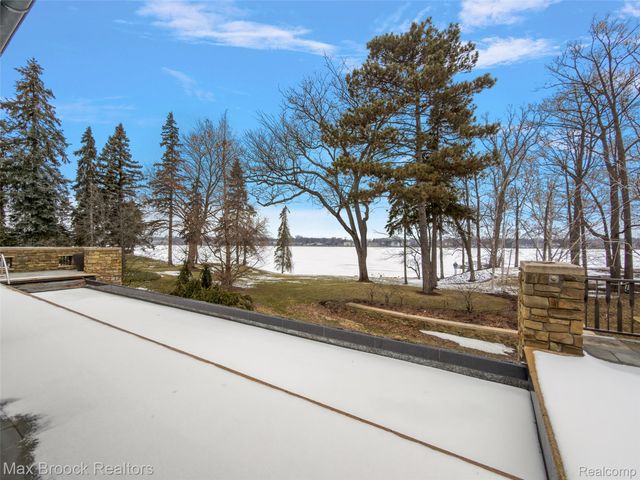 4740 Dow Ridge Road, Orchard Lake Village, MI 48324