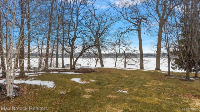 4740 Dow Ridge Road, Orchard Lake Village, MI 48324