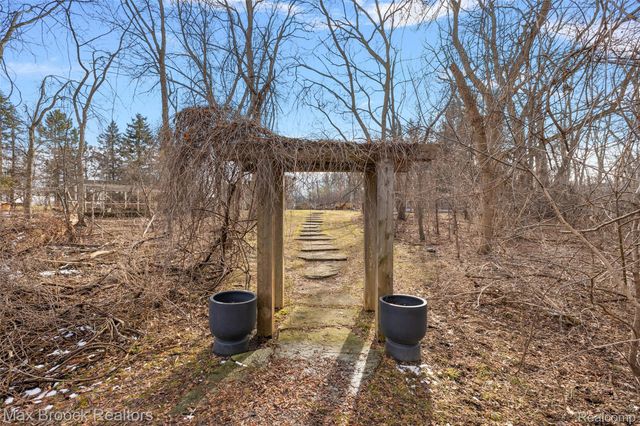 4740 Dow Ridge Road, Orchard Lake Village, MI 48324