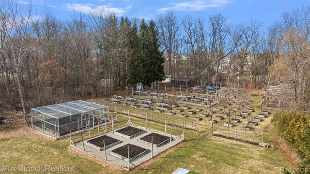 4740 Dow Ridge Road, Orchard Lake Village, MI 48324