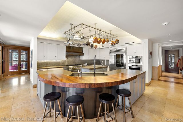 4740 Dow Ridge Road, Orchard Lake Village, MI 48324