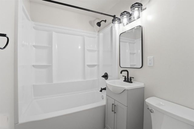 133 W PECKHAM STREET, Neenah, WI 54956