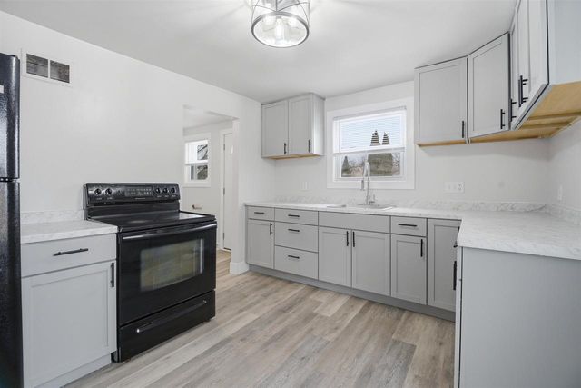 133 W PECKHAM STREET, Neenah, WI 54956