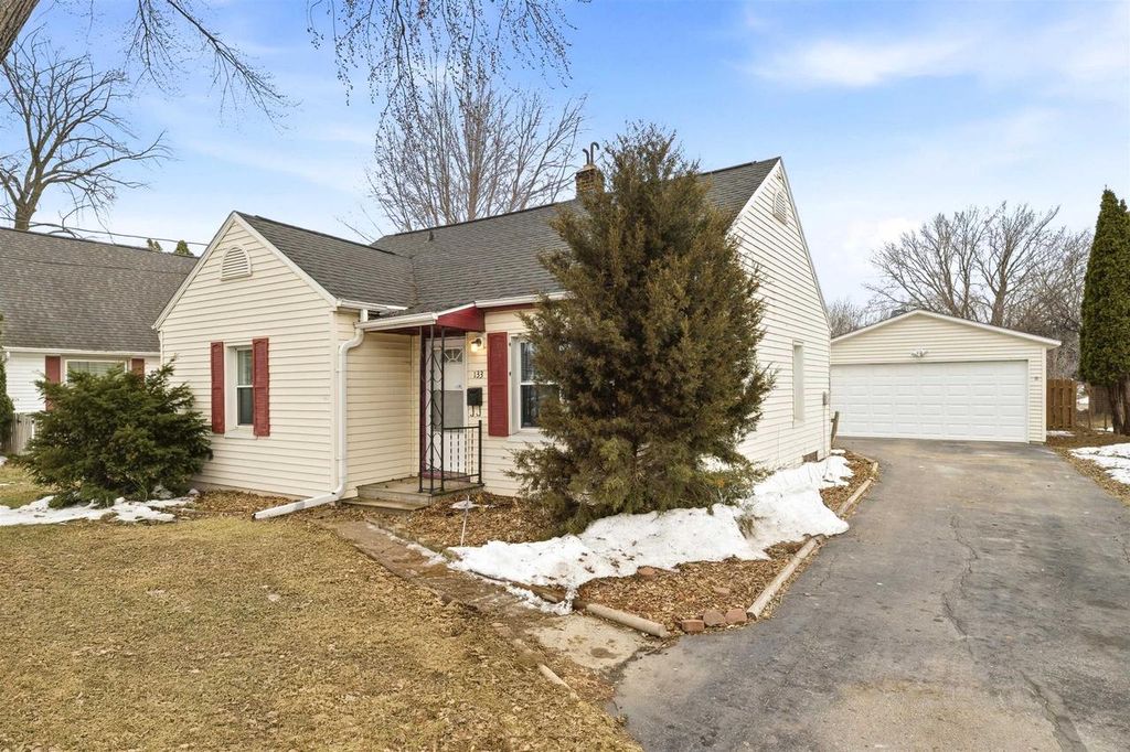 133 W PECKHAM STREET, Neenah, WI 54956