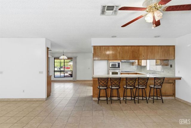 5984 Oakhaven Street, Bakersfield, CA 93308