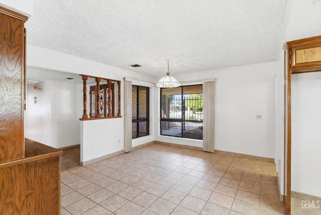 5984 Oakhaven Street, Bakersfield, CA 93308