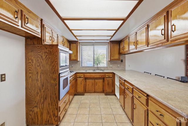 5984 Oakhaven Street, Bakersfield, CA 93308