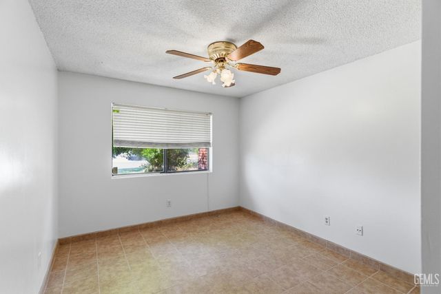 5984 Oakhaven Street, Bakersfield, CA 93308