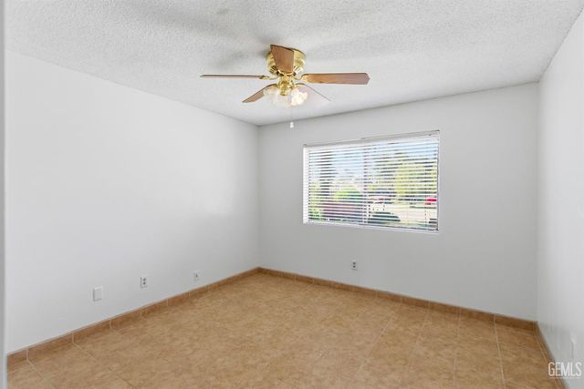 5984 Oakhaven Street, Bakersfield, CA 93308