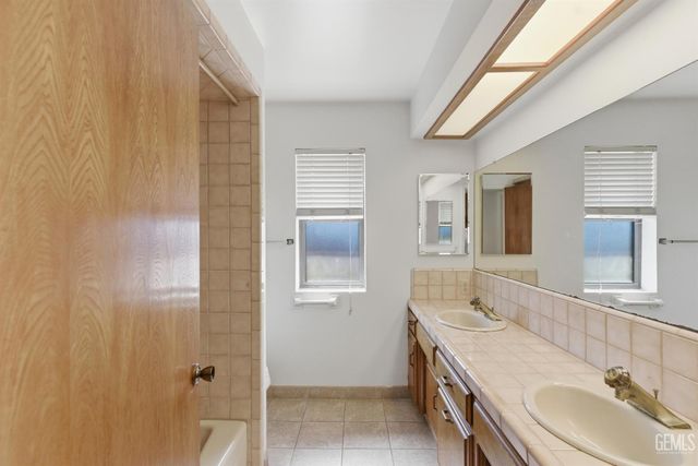 5984 Oakhaven Street, Bakersfield, CA 93308