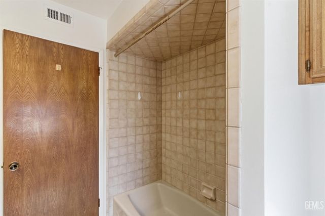 5984 Oakhaven Street, Bakersfield, CA 93308