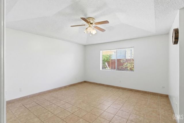 5984 Oakhaven Street, Bakersfield, CA 93308