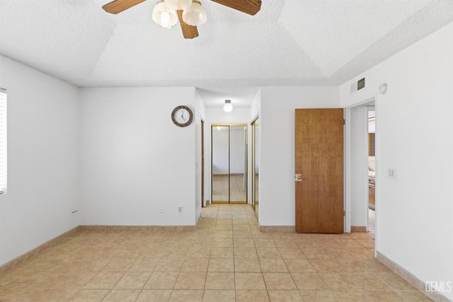 5984 Oakhaven Street, Bakersfield, CA 93308