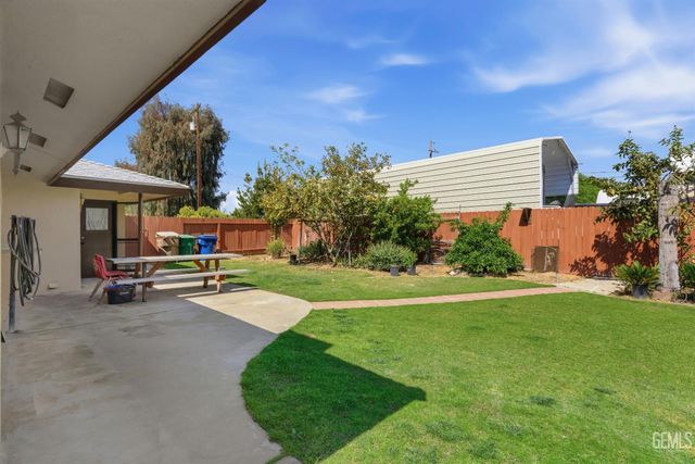 5984 Oakhaven Street, Bakersfield, CA 93308