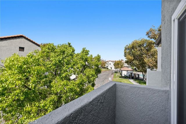 21227 Trumpet Drive 202, Newhall, CA 91321