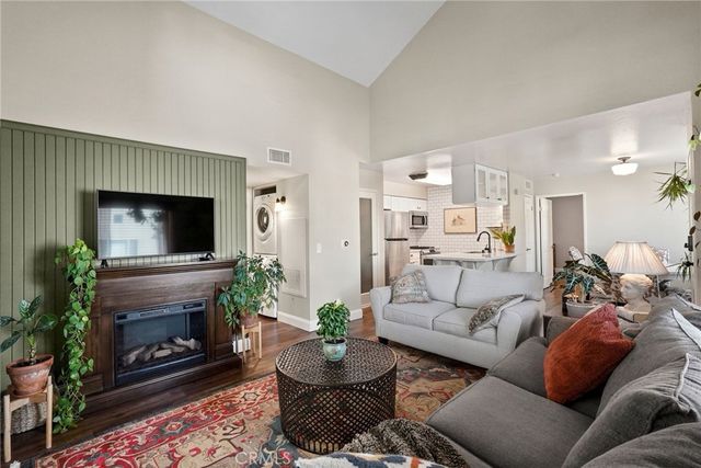 21227 Trumpet Drive 202, Newhall, CA 91321