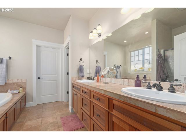 2610 CROWTHER Dr, Eugene, OR 97404